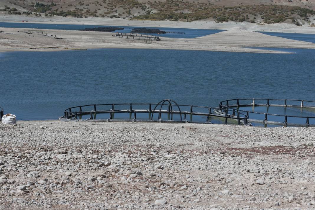 Barajdaki su çekildi, köy enkazı ortaya çıktı, balık kafesleri zeminle buluştu 14